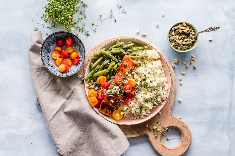 Salada colorida servida em um prato